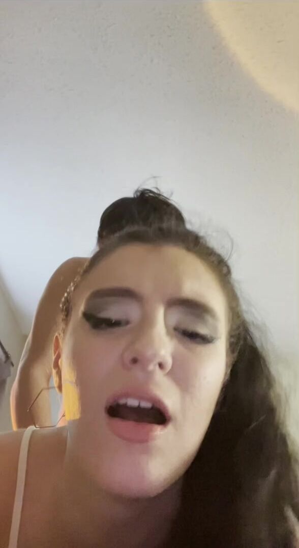 The only thing I love more than a good pounding is knowing people are watching it ????